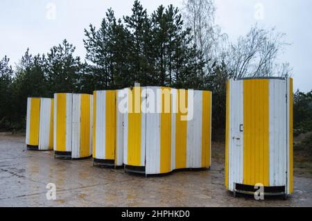 Toilettes Strand. Toilettes mobiles jaunes dans une rangée Banque D'Images