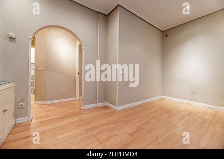 Séjour avec arche semi-circulaire et parquet en chêne Banque D'Images