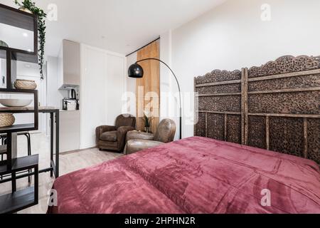 Petit appartement de vacances avec canapé avec couverture en velours rouge et décoration arabe et canapés en cuir de chameau Banque D'Images