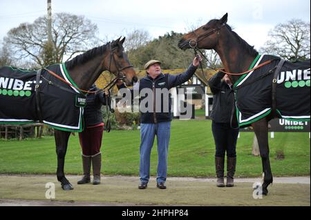 Nicky Henderson avec gauche Constitution Hill et droite Jon bon qui sont à la course contre l'un l'autre dans l'obstacle suprême novice. Entraîneur de course ni Banque D'Images