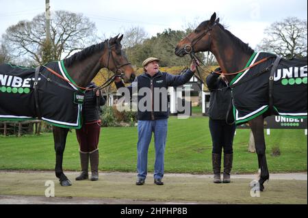 Nicky Henderson avec gauche Constitution Hill et droite Jon bon qui sont à la course contre l'un l'autre dans l'obstacle suprême novice. Entraîneur de course ni Banque D'Images