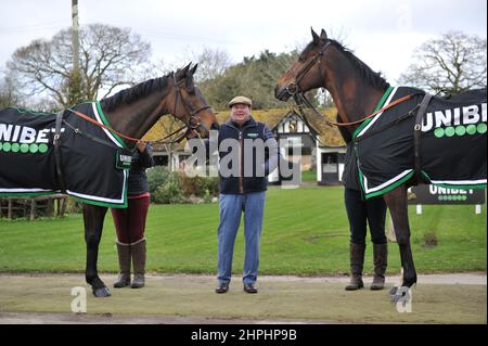 Nicky Henderson avec gauche Constitution Hill et droite Jon bon qui sont à la course contre l'un l'autre dans l'obstacle suprême novice. Entraîneur de course ni Banque D'Images