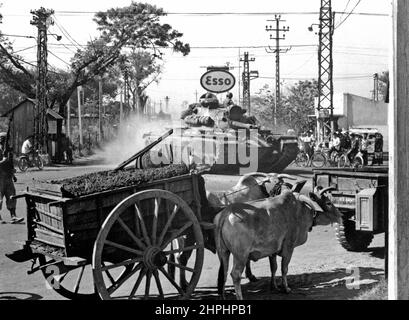 Réservoir à partir de 1st BN., 69th Armor, 25th Inf. Dive., se déplace à Saigon peu de temps après débarquer de LST au port de Saigon. CA. 12 mars 1966 Banque D'Images