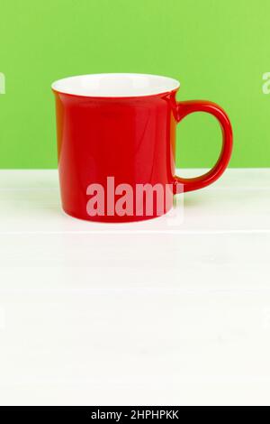 Photo verticale d'une tasse de café sur une table blanche Banque D'Images