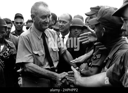 Le président Lyndon B. Johnson salue les troupes américaines au Vietnam. CA. 1966 Banque D'Images