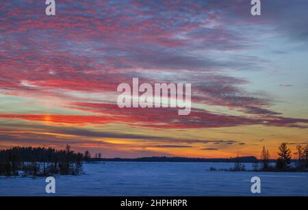 Coucher de soleil sur le Chippewa Flowage dans le nord du Wisconsin. Banque D'Images