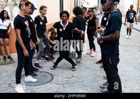 Un groupe de jeunes danseuses cubaines du hip-hop s'amusent un peu à pratiquer leurs mouvements dans une rue de la Havane, Cuba. Banque D'Images