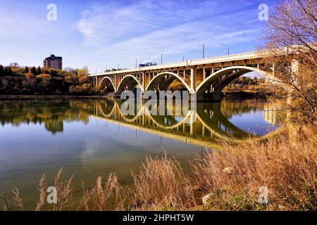 Le pont de Broadway se reflète dans la rivière Saskatchewan Nord, Saskatoon (Saskatchewan), Canada Banque D'Images