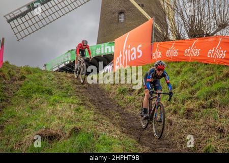 Hulst PAYS-BAS - janvier 2 : VAN ANROOIJ Shirin de BALOISE TREK LIONS pendant la Vestingcross, UCI Cyclo-Cross Worldcup le 2 janvier 2022 à Hulst Banque D'Images