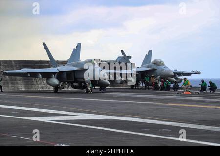 MER DES PHILIPPINES (fév 21, 2022) les aéronefs, affectés à l'aile aérienne 9 du transporteur, se préparent à être lancés à partir du pont de vol du porte-avions de la classe Nimitz USS Abraham Lincoln (CVN 72). Abraham Lincoln Strike Group est en cours de déploiement prévu dans la zone d'exploitation de la flotte américaine 7th afin d'améliorer l'interopérabilité par le biais d'alliances et de partenariats tout en servant de force d'intervention prête à l'emploi pour soutenir une région Indo-Pacifique libre et ouverte. (É.-U. Photo de la marine par le Spécialiste des communications de masse 3rd classe Javier Reyes) Banque D'Images