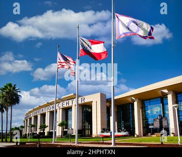 SAVANNAH, GÉORGIE - 19 octobre 2021 : le centre de congrès de Savannah accueille des réunions, des salons professionnels et des événements, en face de l'historique Distri Banque D'Images