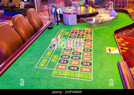Buffalo, USA-20 juillet, 2018: Salle de casino moderne avec machines à sous, roulette et tables de blackjack. Banque D'Images