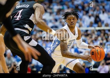 Chapel Hill, Caroline du Nord, États-Unis. 21st févr. 2022. Caroline du Nord Tar Heels garde Caleb Love (2) avec le ballon pendant la première moitié contre les Louisville Cardinals dans le match de basketball ACC au Dean Smith Center à Chapel Hill, NC. (Scott Kinser/Cal Sport Media). Crédit : csm/Alay Live News Banque D'Images