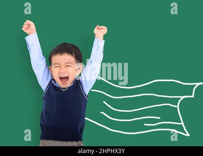 Joyeux enfant asiatique contre le tableau noir vert avec le super-héros et la connaissance est le concept de puissance Banque D'Images