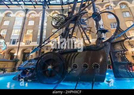 L'Angleterre, Londres, Southwark, Hays Galleria, sculpture intitulée The Navigators' par David Kemp Banque D'Images