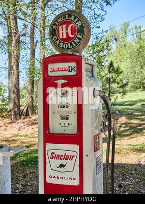 Vintage années 1930, 1940, 1950 Sinclair HC pompe à gaz antique avec un globe de verre exposé dans la campagne Alabama, États-Unis. Banque D'Images