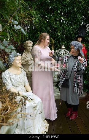 21 février 2022, Rhénanie-Palatinat, Vettelschoß : Alyson Diana Blackburn (l), directeur de l'hôtel à thème « Little Britain Inn », pose dans le jardin secret de l'hôtel pour la statue commémorant la princesse tardive. Evelyn Marie Seidel (72 ans), fondatrice de ce qu'elle prétend être la seule « Lady Di Club » d'Allemagne, avait une statue d'ange grandeur nature qui y tenait une couronne pour le 25th anniversaire de la mort de Lady Di. Photo: Thomas Frey/dpa Banque D'Images
