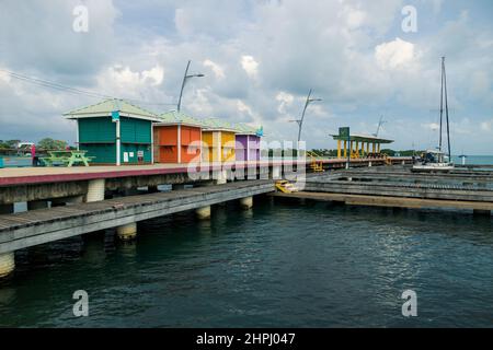 Maisons colorées à la jetée en bois du port de Placencia, Belize Banque D'Images