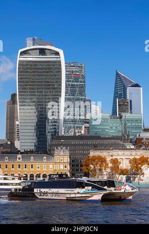 Angleterre, Londres, ville de Londres Skyline et la Tamise avec Thames Clippers Uber Boat dans le Foreground Banque D'Images