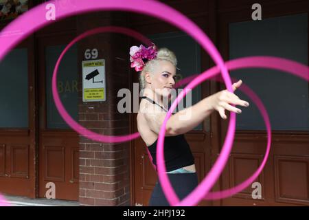 Sydney, Australie. 22nd février 2022. En février et mars, deux événements artistiques et culturels de premier plan attireront le public vers la CDB de Sydney, les premiers événements qui auront lieu en 2022 dans le cadre du Programme de revitalisation de la CDB du gouvernement de la Nouvelle-Galles du Sud. Sydney Fringe Sideshow, va lancer une extravagance de 9 nuits de comédie, théâtre, musique, danse et art du vendredi 25 février au dimanche 6 mars. Un autre événement déjà en cours dans le cadre du programme est le Bernie Dieter's Club Kabarett, qui a commencé la semaine dernière et a déjà organisé des spectacles complets pour le public dans First Fleet Park. Le e Banque D'Images