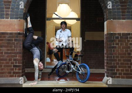 Sydney, Australie. 22nd février 2022. En février et mars, deux événements artistiques et culturels de premier plan attireront le public vers la CDB de Sydney, les premiers événements qui auront lieu en 2022 dans le cadre du Programme de revitalisation de la CDB du gouvernement de la Nouvelle-Galles du Sud. Sydney Fringe Sideshow, va lancer une extravagance de 9 nuits de comédie, théâtre, musique, danse et art du vendredi 25 février au dimanche 6 mars. Un autre événement déjà en cours dans le cadre du programme est le Bernie Dieter's Club Kabarett, qui a commencé la semaine dernière et a déjà organisé des spectacles complets pour le public dans First Fleet Park. Le e Banque D'Images