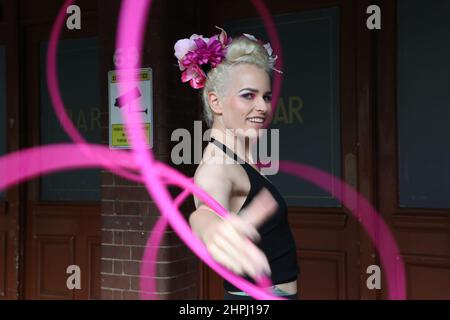 Sydney, Australie. 22nd février 2022. En février et mars, deux événements artistiques et culturels de premier plan attireront le public vers la CDB de Sydney, les premiers événements qui auront lieu en 2022 dans le cadre du Programme de revitalisation de la CDB du gouvernement de la Nouvelle-Galles du Sud. Sydney Fringe Sideshow, va lancer une extravagance de 9 nuits de comédie, théâtre, musique, danse et art du vendredi 25 février au dimanche 6 mars. Un autre événement déjà en cours dans le cadre du programme est le Bernie Dieter's Club Kabarett, qui a commencé la semaine dernière et a déjà organisé des spectacles complets pour le public dans First Fleet Park. Le e Banque D'Images