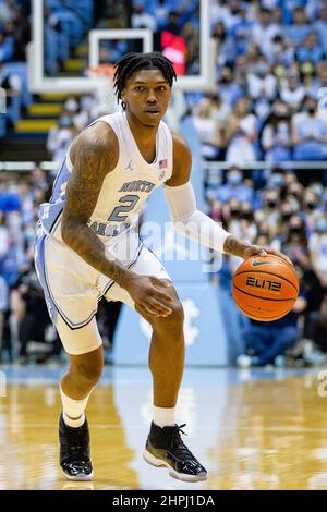 Chapel Hill, Caroline du Nord, États-Unis. 21st févr. 2022. Caroline du Nord Tar talons garde Caleb Love (2) avec le ballon pendant la première moitié du match de basketball de l'ACC au Dean Smith Centre à Chapel Hill, NC. (Scott Kinser/Cal Sport Media). Crédit : csm/Alay Live News Banque D'Images