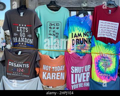 St. Augustine, Floride, États-Unis. 21st févr. 2022. T-shirts pour Gov. Ron DeSantis et contre le président Joe Biden sont exposés dans une boutique de souvenirs à St. Augustine, Floride, le lundi 21 février 2022. ‚ â‚ â„ â â â‚ â â â â â â â Â Â Brandonâ Â Â Â Â Â Â Â Â Â Â Â Â est une expression anti-Biden. (Image de crédit : © Mark Hertzberg/ZUMA Press Wire) Banque D'Images