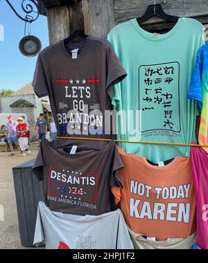 St. Augustine, Floride, États-Unis. 21st févr. 2022. T-shirts pour Gov. Ron DeSantis et contre le président Joe Biden sont exposés dans une boutique de souvenirs à St. Augustine, Floride, le lundi 21 février 2022. 'Allons Brandon'' est une expression anti-Biden. (Image de crédit : © Mark Hertzberg/ZUMA Press Wire) Banque D'Images