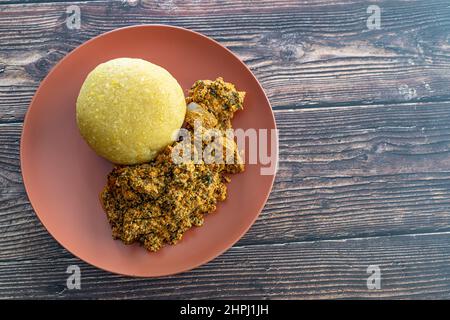 Soupe nigériane Egusi Melon avec eba de garri pour le déjeuner Banque D'Images