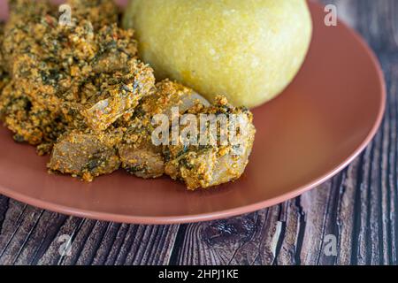 Soupe nigériane Egusi Melon avec eba de garri pour le déjeuner Banque D'Images