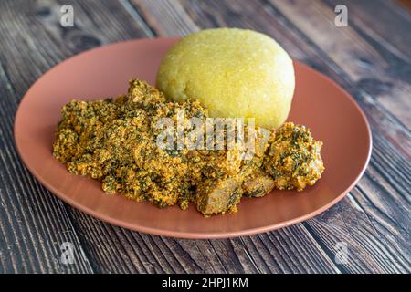 Soupe nigériane Egusi Melon avec eba de garri pour le déjeuner Banque D'Images