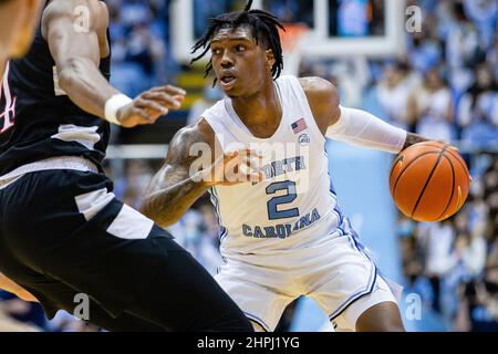 Chapel Hill, Caroline du Nord, États-Unis. 21st févr. 2022. Caroline du Nord Tar Heels garde Caleb Love (2) avec le ballon pendant la première moitié contre les Louisville Cardinals dans le match de basketball ACC au Dean Smith Center à Chapel Hill, NC. (Scott Kinser/Cal Sport Media). Crédit : csm/Alay Live News Banque D'Images