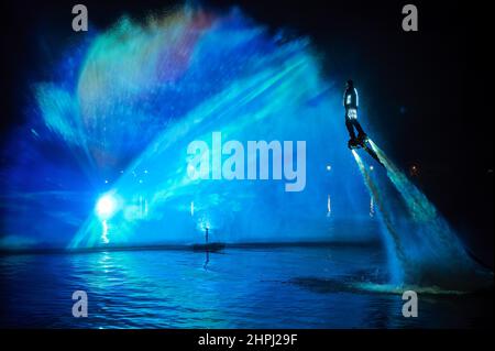 Venise, Italie, Italie. 19th févr. 2022. Un robot vu voler sur l'eau pendant le Carnaval de Venise.Un spectacle visionnaire sur l'eau, Neula Solaris, a été mis en scène dans l'Arsenal (Arsenale, pour le Carnaval de Venise - Carnevale di Venezia) 2022. Nebula Solaris est un spectacle de l'Opéra Fiammae et un spectacle aquatique de Viorica, réalisé par Anton Bonura, avec la conception vidéo d'Antica Proietteria. Les représentations auront lieu jusqu'au 1st mars. (Credit image: © Valeria Ferraro/SOPA Images via ZUMA Press Wire) Banque D'Images