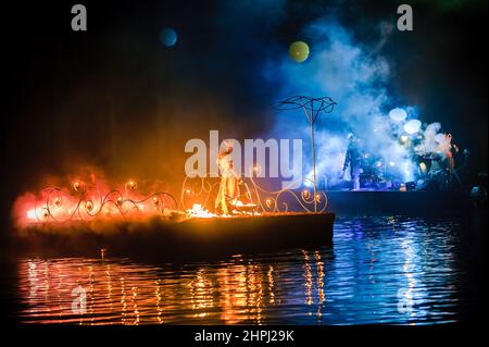 Venise, Italie, Italie. 19th févr. 2022. Un interprète a vu allumer un feu pendant le Carnaval de Venise.Un spectacle visionnaire sur l'eau, Nebula Solaris, a été mis en scène dans l'Arsenal (Arsenale, pour le Carnaval de Venise - Carnevale di Venezia) 2022. Nebula Solaris est un spectacle de l'Opéra Fiammae et un spectacle aquatique de Viorica, réalisé par Anton Bonura, avec la conception vidéo d'Antica Proietteria. Les représentations auront lieu jusqu'au 1st mars. (Credit image: © Valeria Ferraro/SOPA Images via ZUMA Press Wire) Banque D'Images