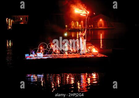 Venise, Italie. 19th févr. 2022. Un artiste est vu tenir une torche pendant le carnaval de Venise. Un spectacle visionnaire sur l'eau, Nebula Solaris, a été mis en scène dans l'Arsenal (Arsenale, pour le Carnaval de Venise - Carnevale di Venezia) 2022. Nebula Solaris est un spectacle de l'Opéra Fiammae et un spectacle aquatique de Viorica, réalisé par Anton Bonura, avec la conception vidéo d'Antica Proietteria. Les représentations auront lieu jusqu'au 1st mars. (Photo de Valeria Ferraro/SOPA Images/Sipa USA) crédit: SIPA USA/Alay Live News Banque D'Images