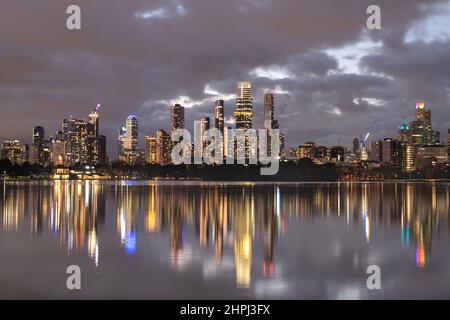 Melbourne Australie : la ville de Melbourne se reflète au crépuscule dans le lac Albert Park. Banque D'Images