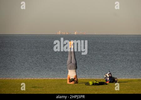 Yoga sur la plage à Melbourne Australie . Banque D'Images