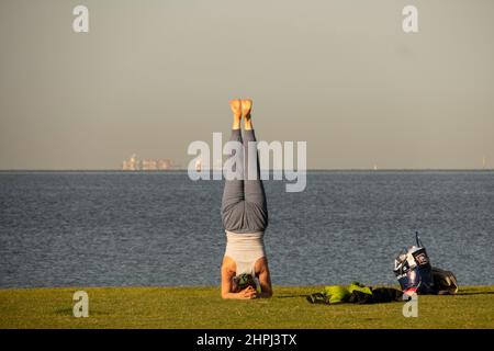 Yoga sur la plage à Melbourne Australie . Banque D'Images