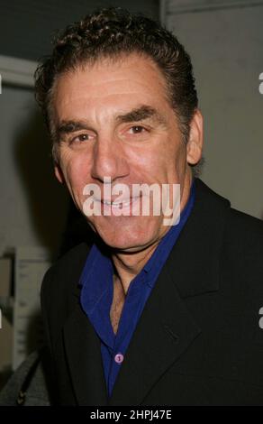 Michael Richards participe à la soirée d'ouverture de 'Afterbirth: Kathy and Mo's Greatest Hits' au Canon Theatre de Beverly Hills, Californie, le 27 février 2004. Crédit photo : Henry McGee/MediaPunch Banque D'Images
