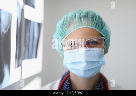Femme portant des lunettes transparentes Banque D'Images