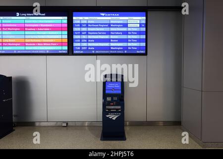 Un kiosque de billetterie Amtrak Quik Trak et des départs de train s'embarquent au Moynihan train Hall, New York, NY. Distributeur automatique de billets sans espèces. Banque D'Images