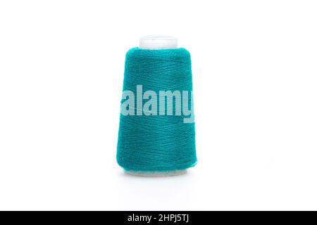 Bobine de fil verte isolée sur fond blanc. Pelote de fils de laine. Fils pour tricoter. Matériaux pour machine à coudre. Antenne Banque D'Images