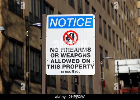 Signalisation à un hôpital du gouvernement des États-Unis 'aucune arme à feu ou arme autorisée sur cette propriété 18 USC Section 930'at Margaret Cochran Corbin va Campus, New York Banque D'Images