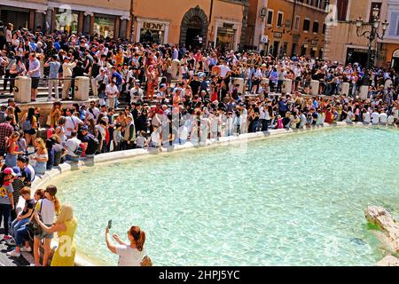 Rassemblement de touristes autour de la fontaine de Trevi à Rome, Italie Banque D'Images