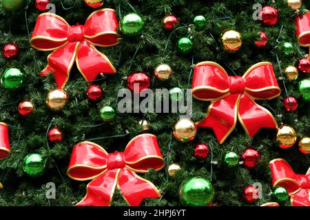 ARCs EN CÉRAMIQUE ROUGE BORDÉS D'OR ET DE VERT, DES BAÏNES ROUGES ET OR DÉCORENT UN ARBRE DE NOËL À ADELAIDE, EN AUSTRALIE-MÉRIDIONALE. Banque D'Images