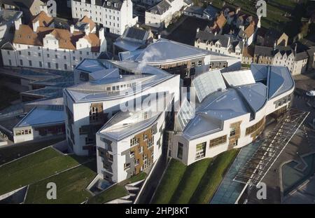 Photo du dossier datée du 29/04/21 de l'édifice du Parlement écossais à Holyrood à Édimbourg. Le marché intérieur du Royaume-Uni après le Brexit a créé des tensions dans le cadre du règlement de la décentralisation, a déclaré un comité de MSP. Date de publication : le mardi 22 février 2022. Banque D'Images