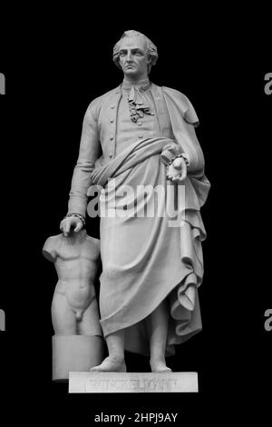 La sculpture Winckelmann orne le bâtiment de la Nouvelle Hermitage. Isolé sur un arrière-plan noir avec un masque Banque D'Images