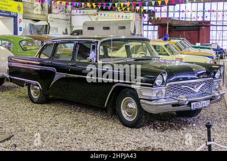 Moscou, Russie - 28 janvier 2018 : voiture ancienne GAZ 13 Chaika voiture exécutive soviétique de la plus haute classe. Fabriqué par le Gorkovsky Avtomobilny Zavod Banque D'Images