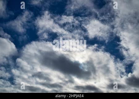 Nuages de Fractus sur ciel bleu Banque D'Images